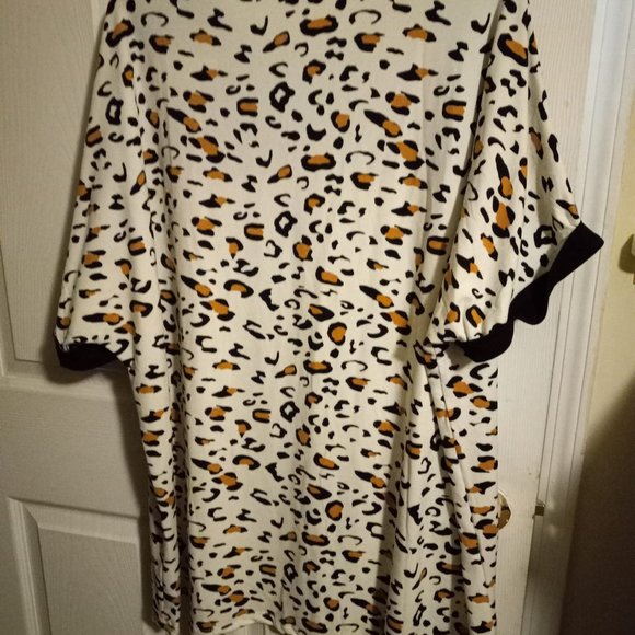 Fun leopard top - Picture 2 of 3